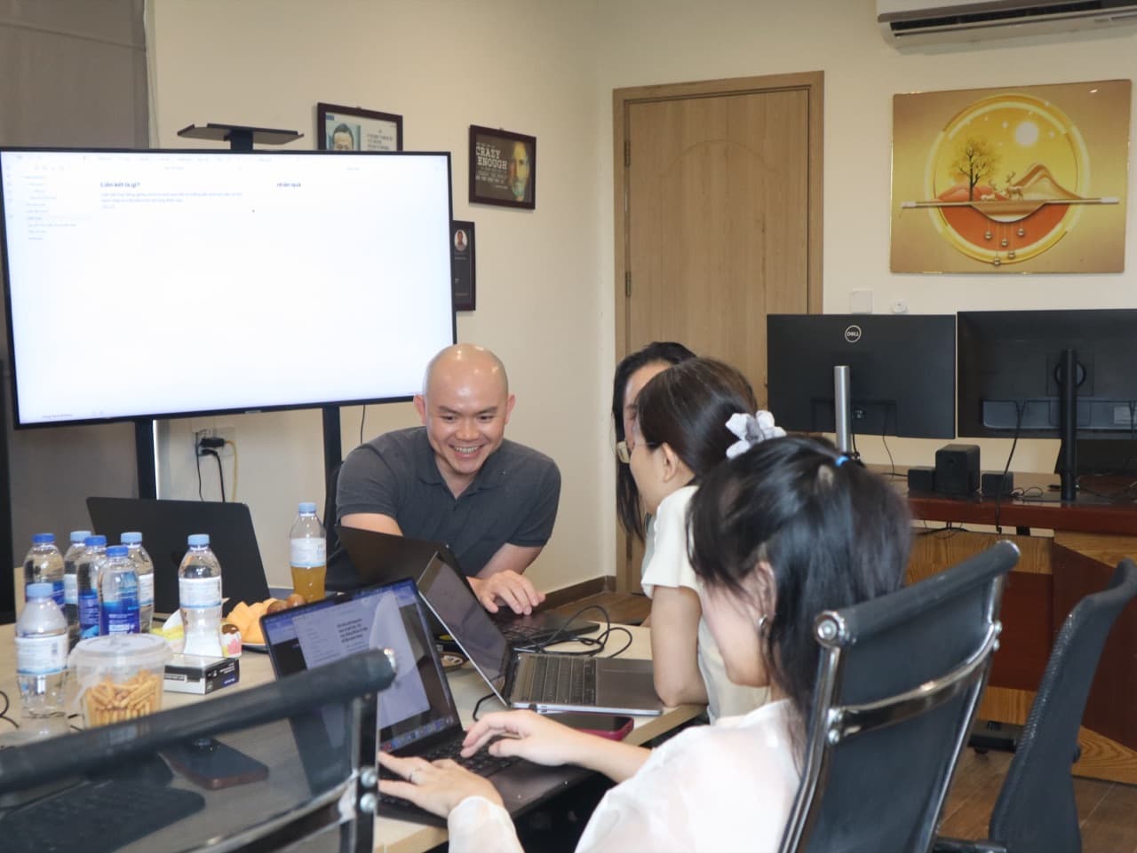 Khoảnh khắc trao đổi cởi mở giữa founder và học viên trong buổi học