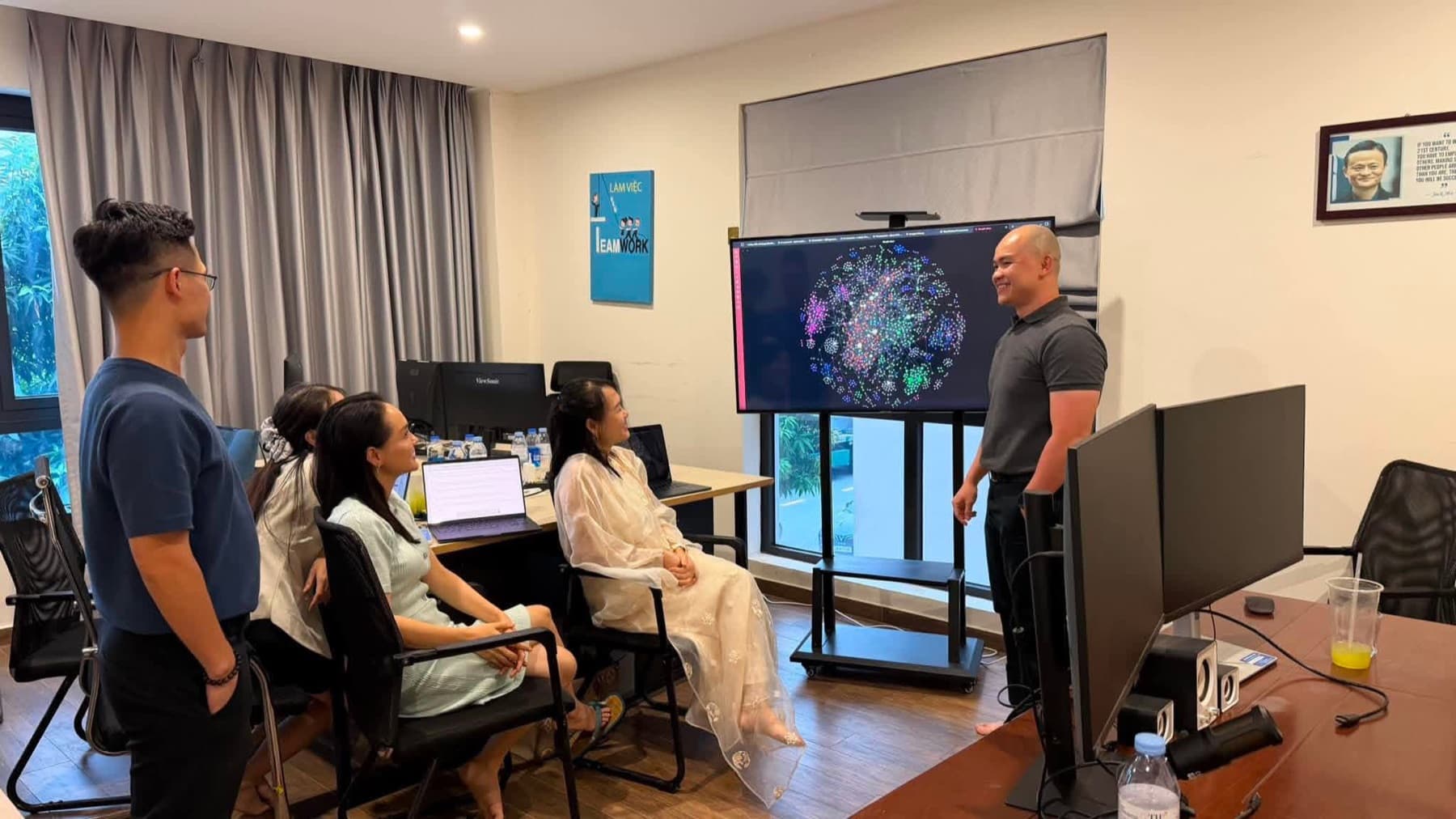 Founder giới thiệu đồ thị Second Brain trong Obsidian trên màn hình lớp học
